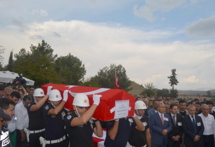 Şehit polis toprağa verildi
