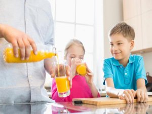 Meyve suyu çocukları nasıl etkiliyor?
