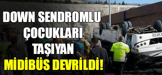 Down sendromlu çocukları taşıyan midibüs devrildi