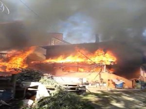 2 katlı bina alev alev yandı