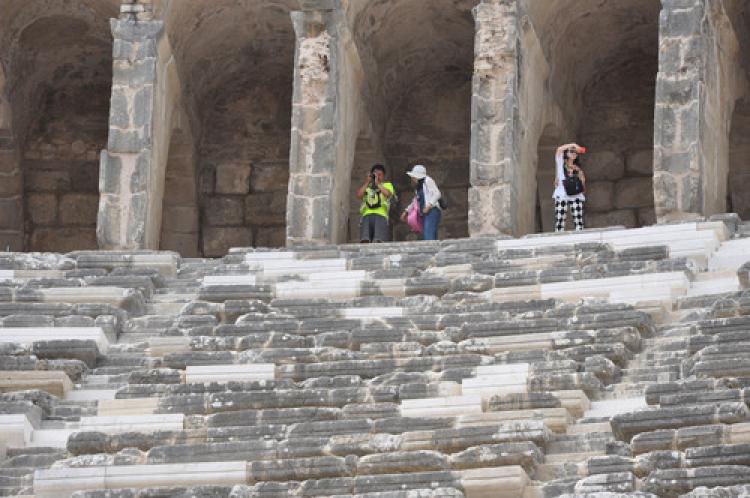 Amaç tiyatro kapasitesini artırmakmış