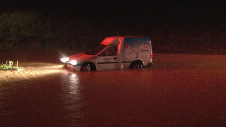 Aşırı yağış su baskınlarına yol açtı, Sapanca - Kocaeli karayolu kapandı