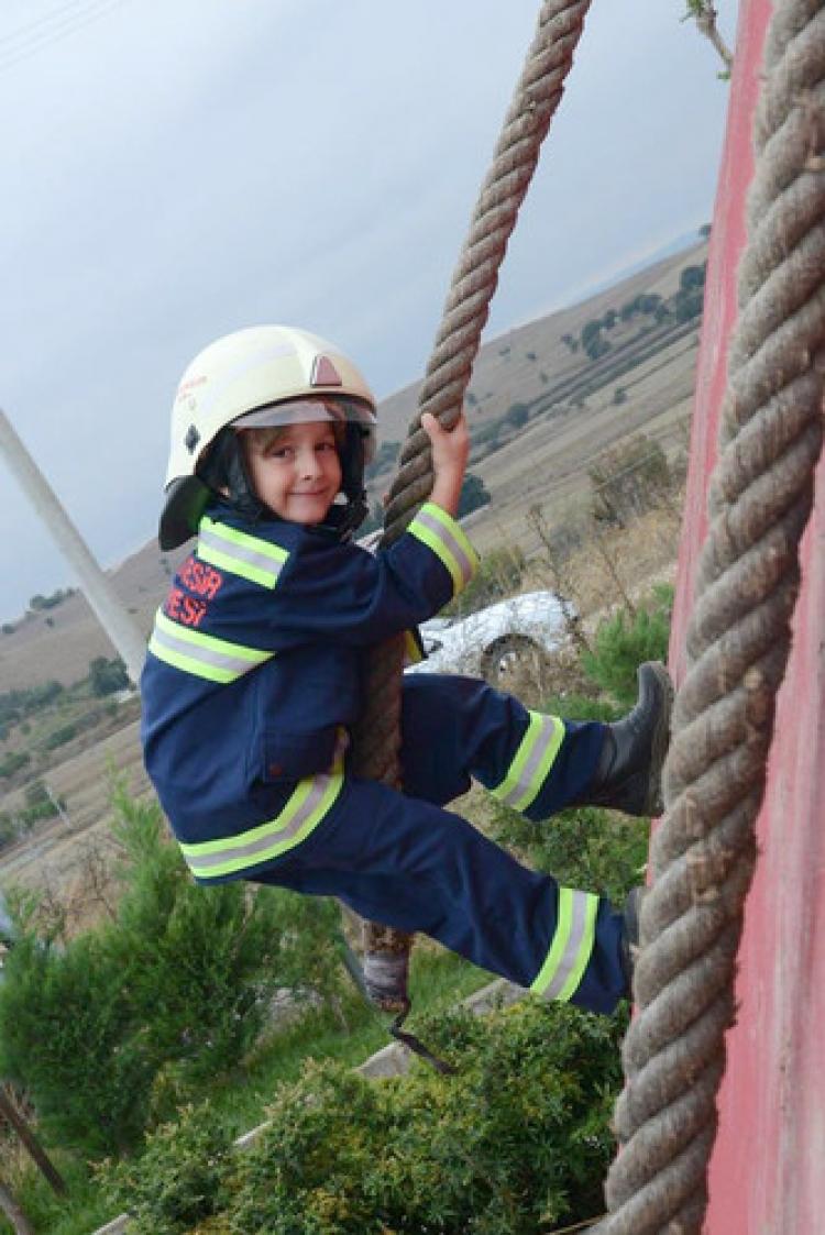 İtfaiyeciler eğitim parkurunda yarıştı