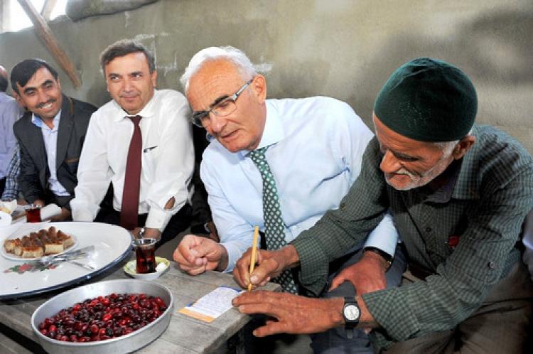Belediye başkanı, sigarayı bırakan köylüye takım elbise verecek