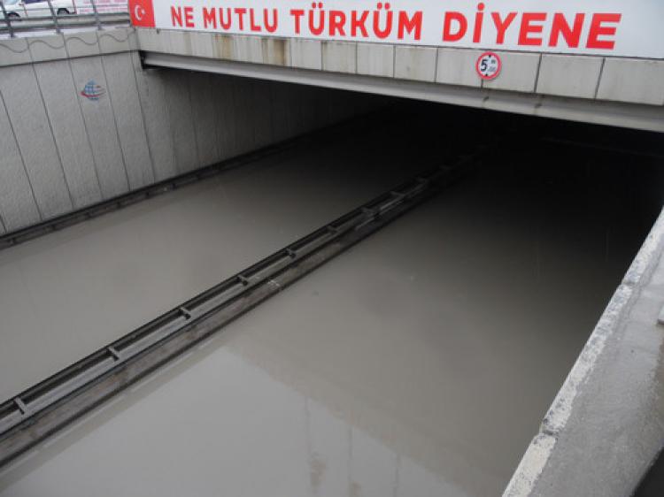 Şiddetli yağış karayolunu ulaşıma kapattı