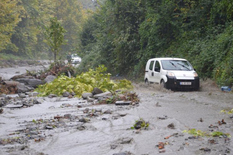 Dere taştı, karayolu kapandı