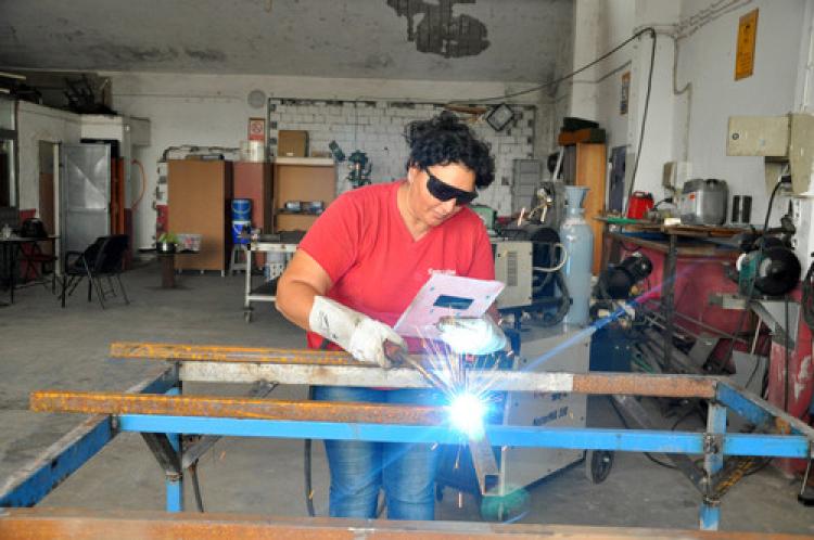 Bursalı kadın kocasına yardıma gitti kaynakçı oldu
