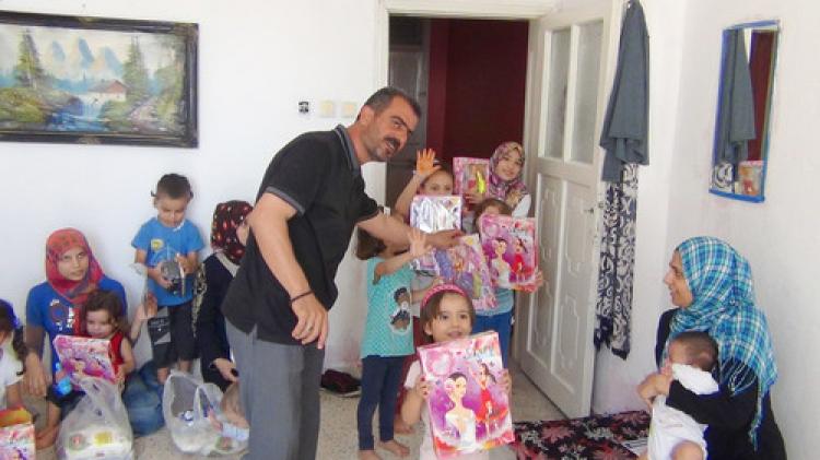 Emniyet, Suriyeli mültecilere ve vatandaşlara yardım paketi dağıttı