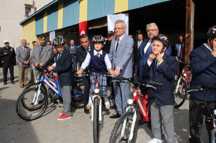 Obeziteyi önlemek için öğrencilere bisiklet dağıtıldı
