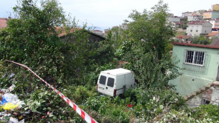 Minibüs bahçeye düştü