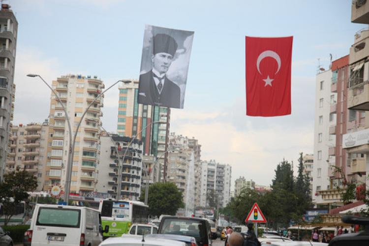 Adana bayrak ve Atatürk posterleriyle donatıldı