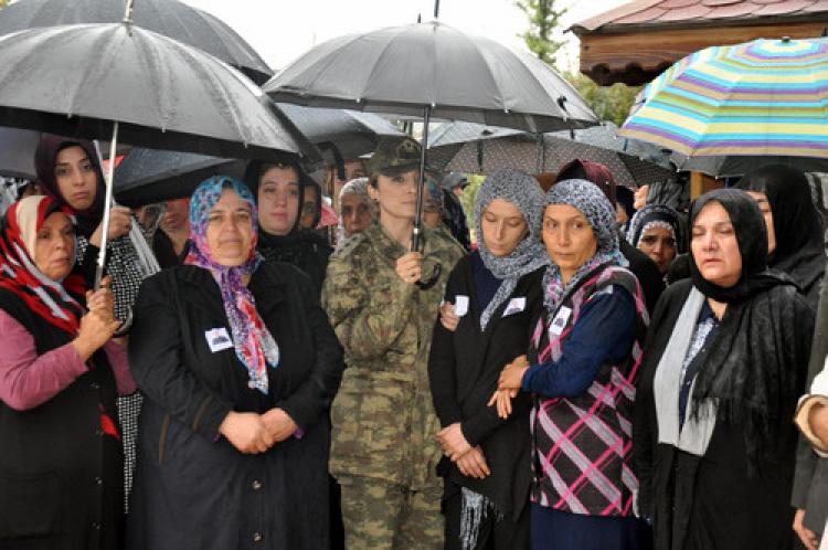 Şehidin eşi tepki gösterdi