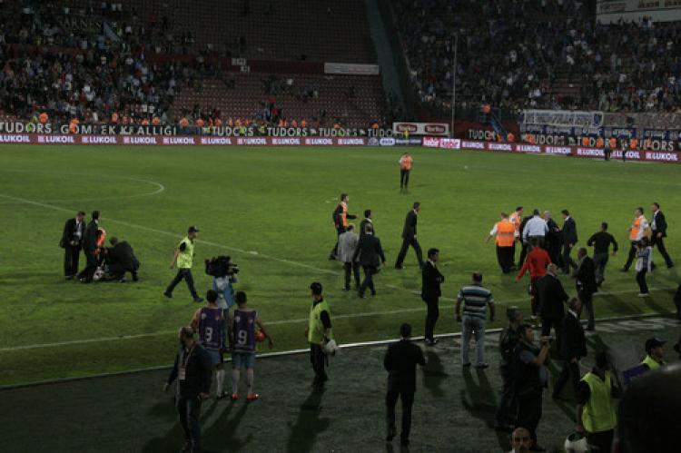 Trabzonspor - Torku Konya maçının ardından saha karıştı