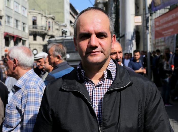 Omuz omuza yürüyen gazeteciler: Bir araya gelmezsek diz çöktürürler