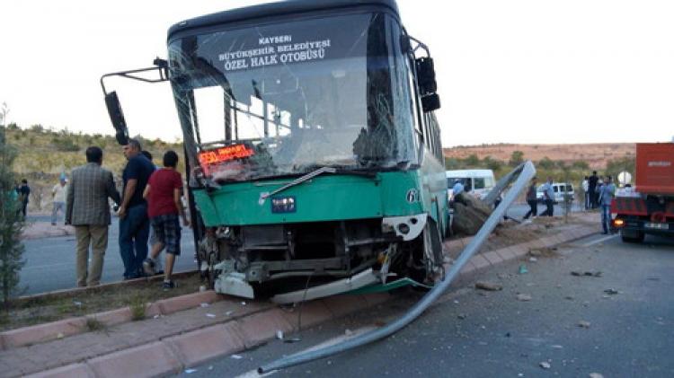 Halk otobüsü minibüsle çarpıştı: 10 yaralı