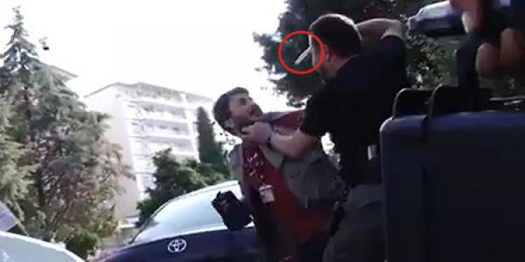 Kafalarına silah dayanan gazetecilere para cezası