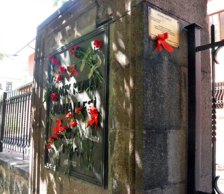 Saraçoğlu’nda evlere ve ağaçlara kırmızı kurdele, kaymakamlığa siyah çelenk
