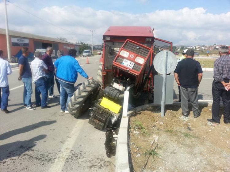 Otomobilin çarptığı traktör ikiye bölündü