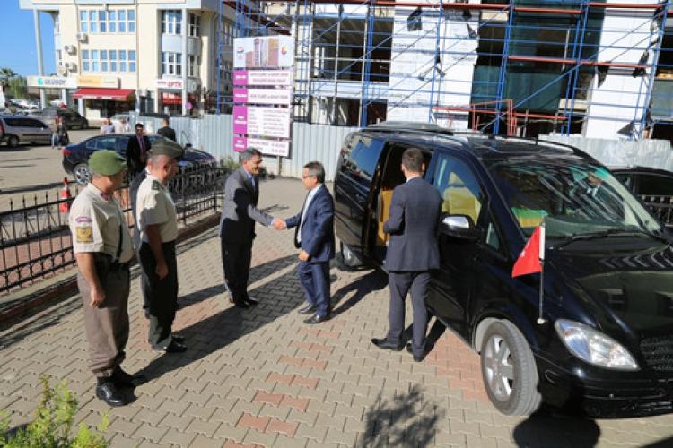 Vali Cirit, Hopa'da ziyaretlerde bulundu
