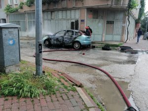 Bursa'da otomobil alev topuna döndü