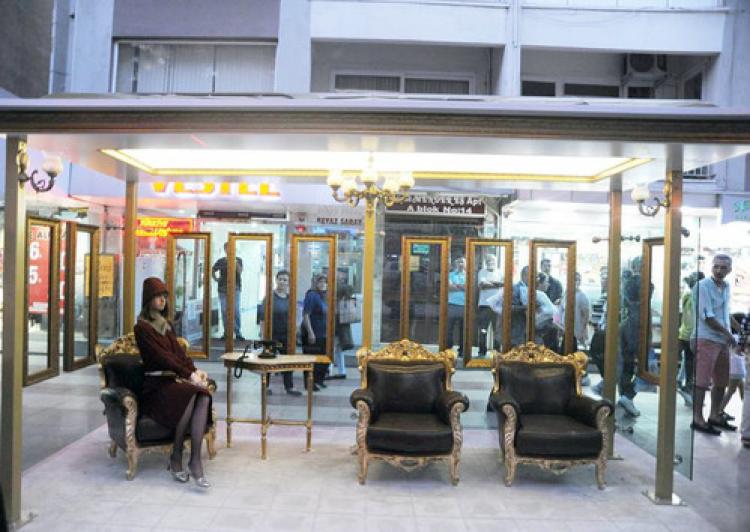 Lüks makam odası değil, minibüs durağı