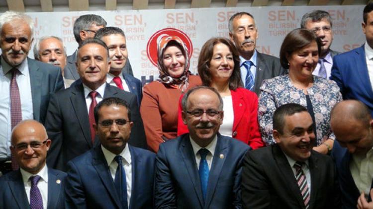 AK Parti'nin Konya kadın kolları başkanı MHP'ye katıldı