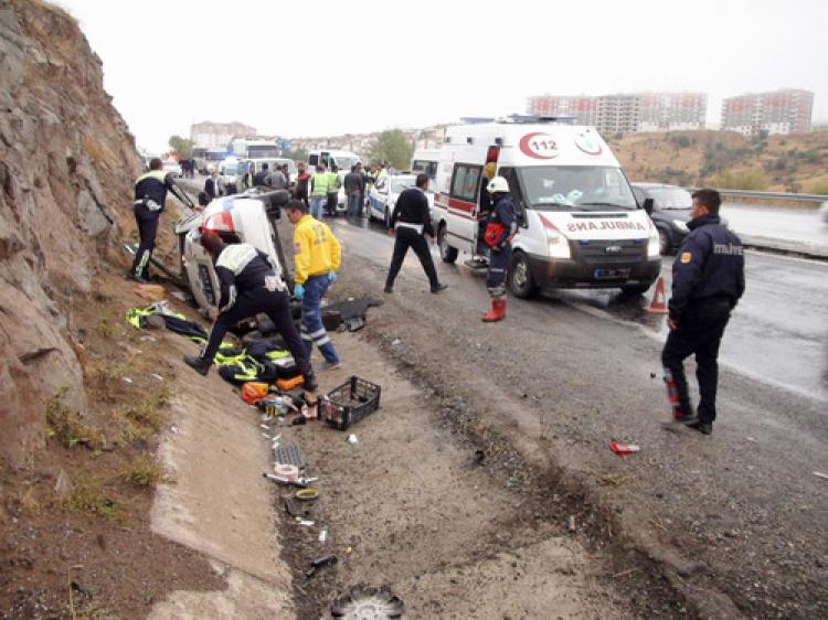 Polis aracı kaza yaptı, 3 yaralı