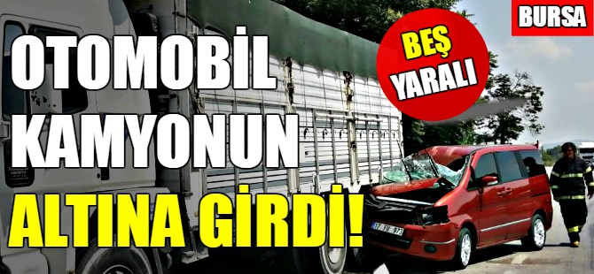 Otomobil park halindeki kamyona çarptı