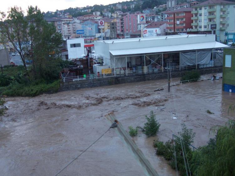 Sele kapılan araçlar ve bir kişinin o anları cep telefonlarına yansıdı