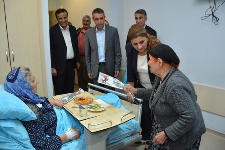 Eş başkanlar hastaları ziyaret etti