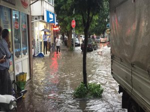 Bursa'da yağmur hayatı felç etti