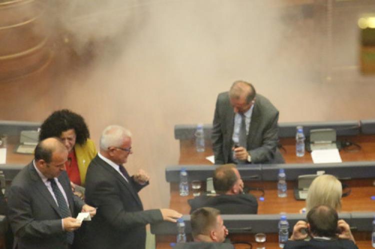 Kosova Meclisi'ne göz yaşartıcı gaz atıldı