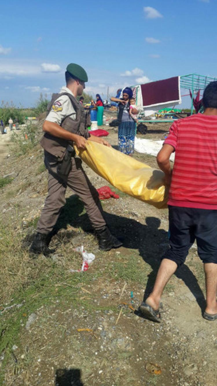 Fırtınadan zarar gören tarım işçilerine jandarma yardım etti
