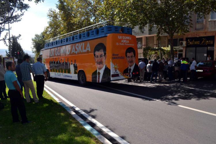 AK Parti seçim otobüsü kaza yaptı