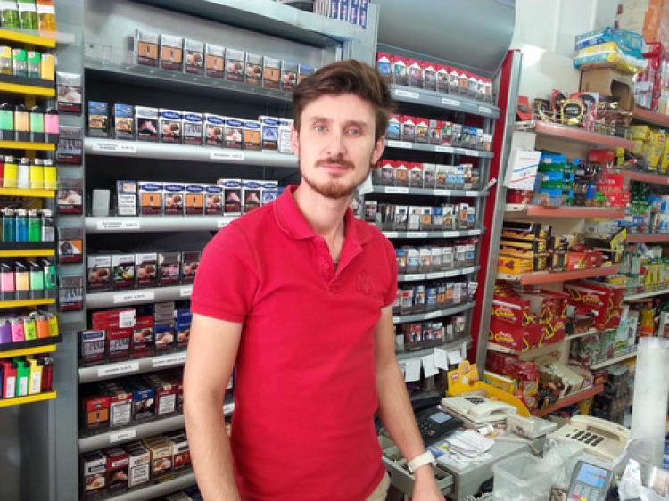 Kamerayı gören hırsız ne yapacağını şaşırdı