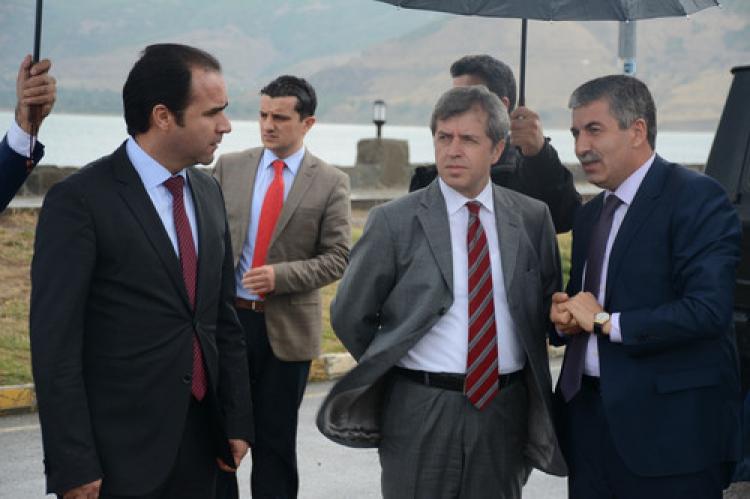 Vali Çınar, Tatvan’daki sahil düzenleme projesini inceledi