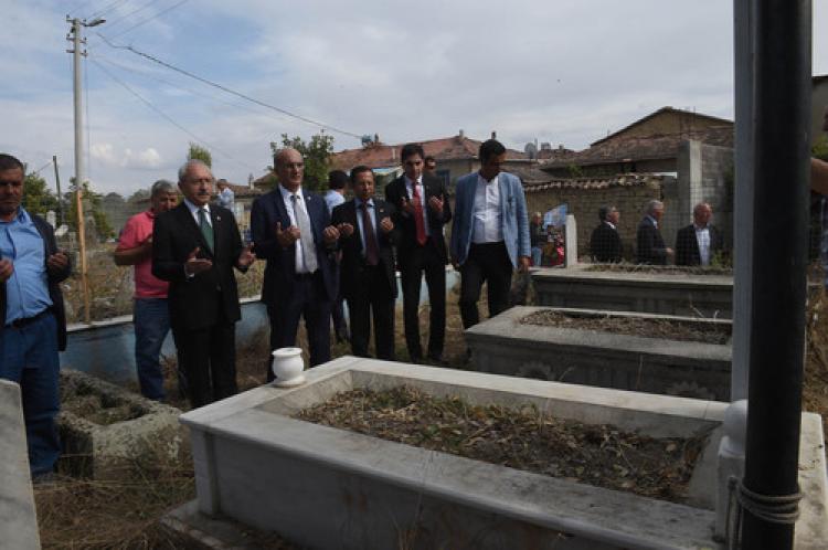 Kılıçdaroğlu, Uşak'ın köylerini ziyaret etti