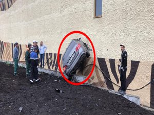 Otomobil duvara saplandı