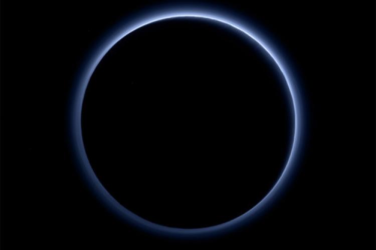 NASA, Plüton’da mavi gökyüzü ve su var
