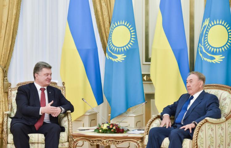 Nazarbayev, Poroşenko’yu resmi törenle karşıladı