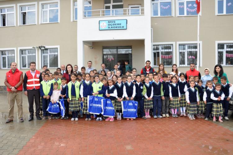 Kızılay, Muş’ta ‘Minik Eller Üşümesin’ projesiyle yardım dağıttı
