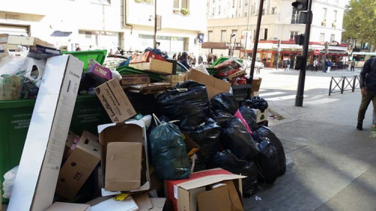 Paris'teki grev zor anlar yaşatı