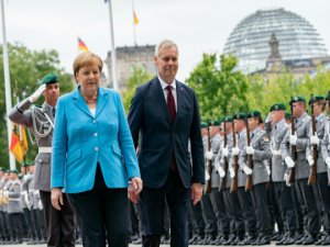 Merkel titreme nöbeti geçirdi