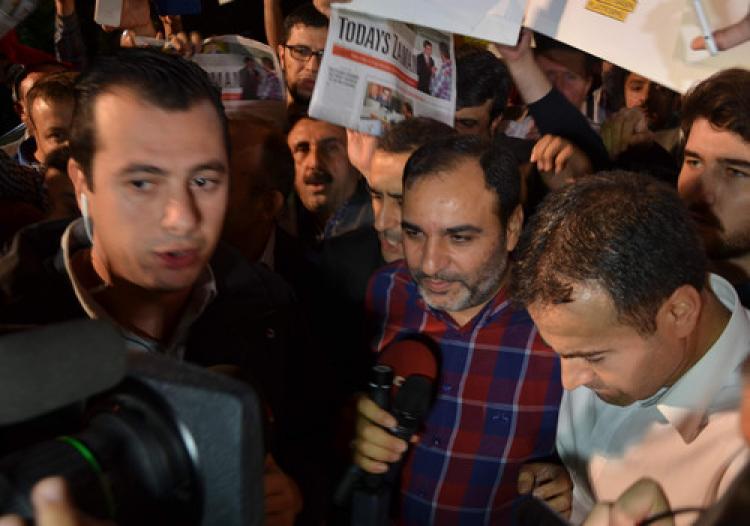 Bülent Keneş, gazete binasında gözaltına alındı