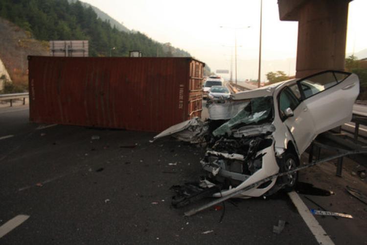 TIR'dan düşen konteyner otomobili biçti: 3 ölü, 3 yaralı