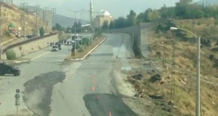 Bitlis’te yol kenarına bırakılan şüpheli paket fünye ile patlatıldı