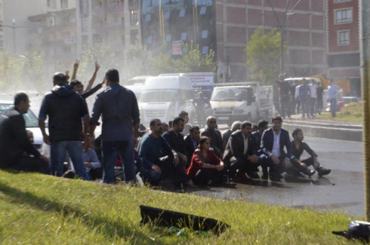 Patlamayı protesto eden HDP'lilere müdahale