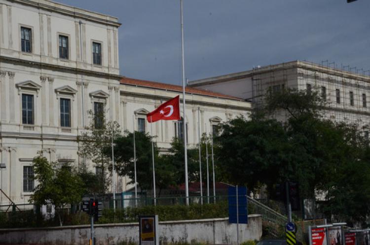 İstanbul'da bayraklar yarıya indirildi