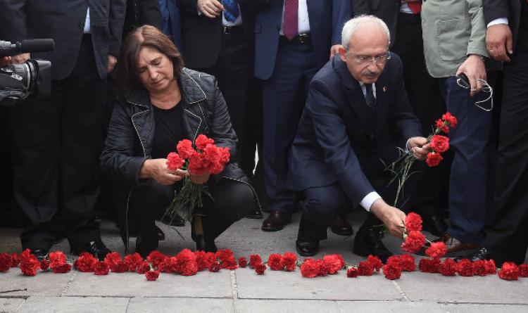 Kılıçdaroğlu, karanfil bıraktı