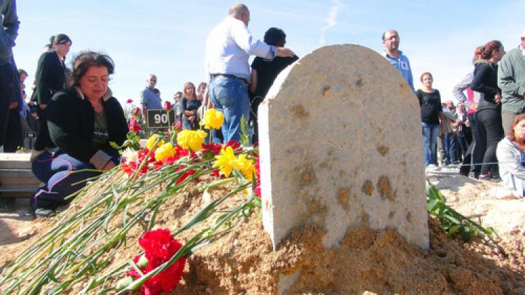 Patlamada ölenler toprağa veriliyor